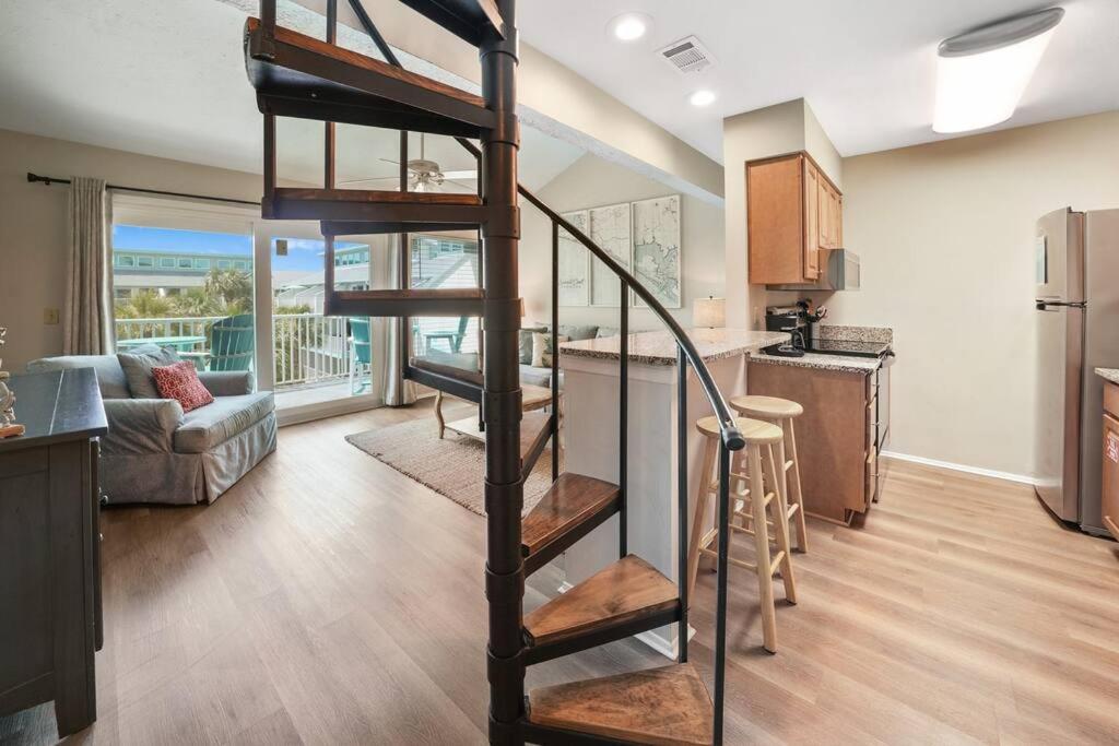 Cozy And Bright On Private Section Of With A Pool! Appartement