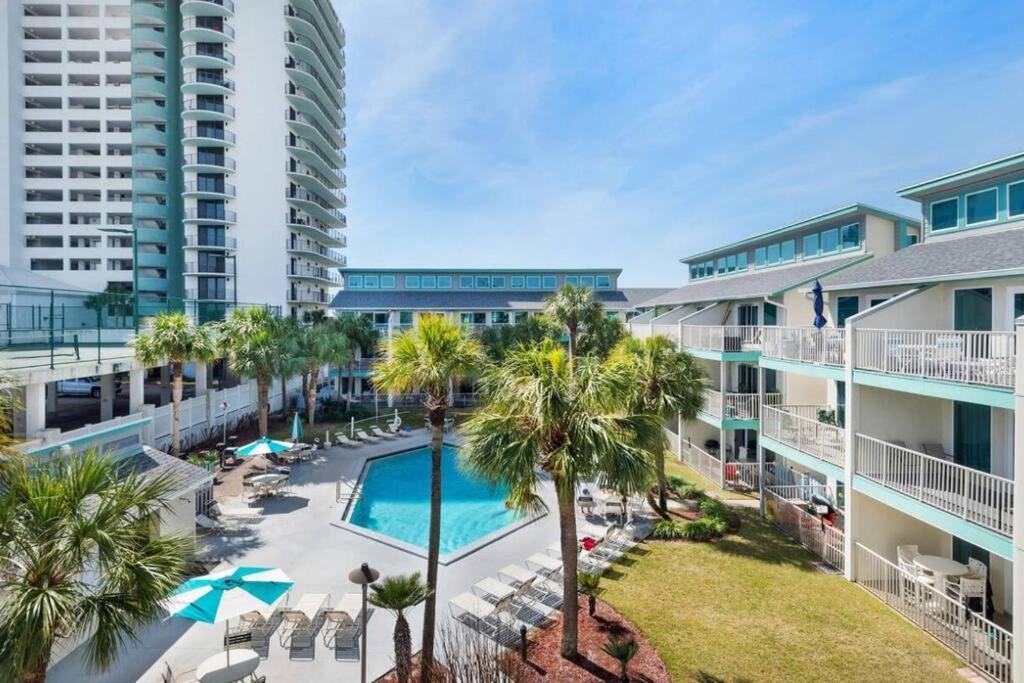 Cozy And Bright On Private Section Of With A Pool! Appartement